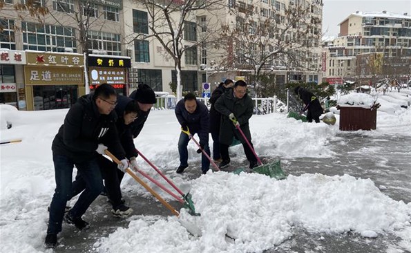 以動制“凍”，溫暖護(hù)行——威海產(chǎn)投集團(tuán)開展清雪行動